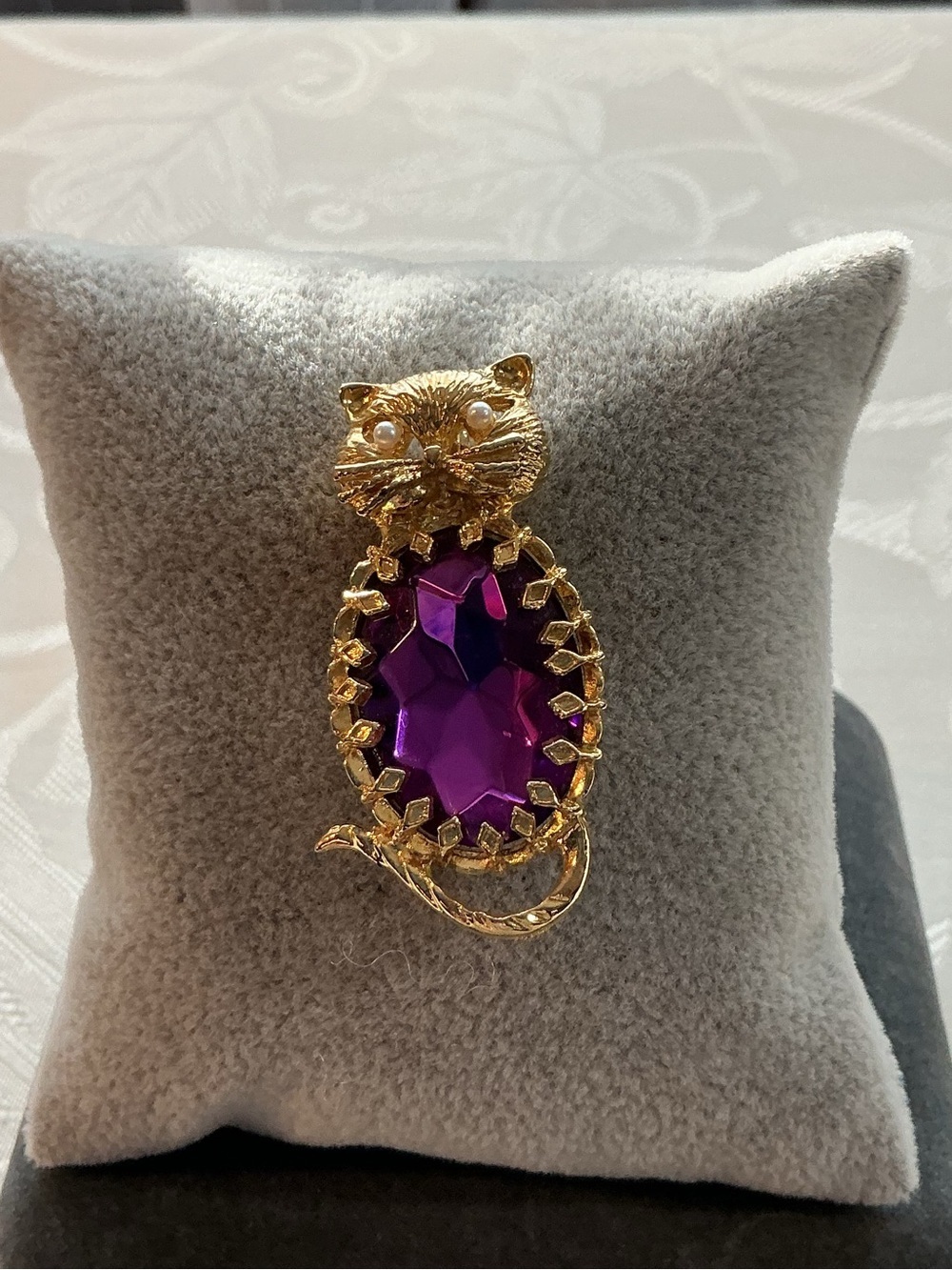 Purple Amethyst Glass Jelly Belly Vintage Gold Tone Figural Cat Brooch Pin